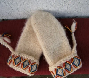 Vintage Gloves Woolen Embroidery Handwork with Pompon Serbia - Picture 1 of 7