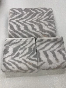 Matouk Quincy One Bath Towel 30" x 56" White /Silver Preowned W/bleach Stains - Picture 1 of 13