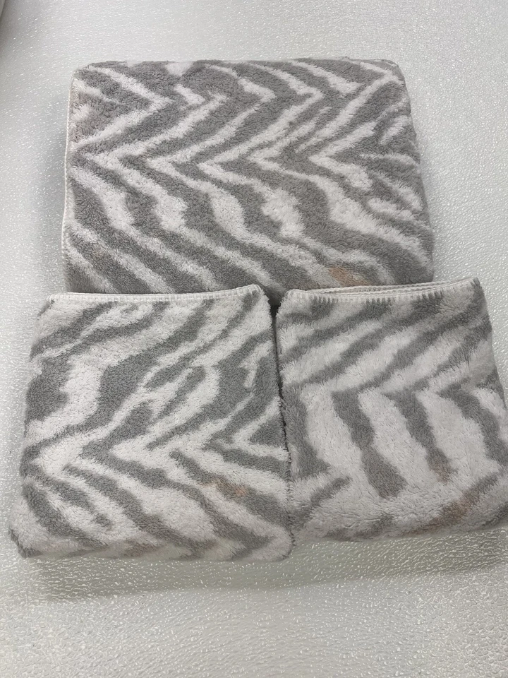 Matouk Quincy One Bath Towel 30" x 56" White /Silver Preowned W/bleach Stains - Imagem 1 de 4