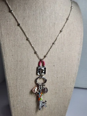 New Next2 Silvertone Key Lock Charm Necklace w/ Beaded Details 24” Chain - Imagem 1 de 4