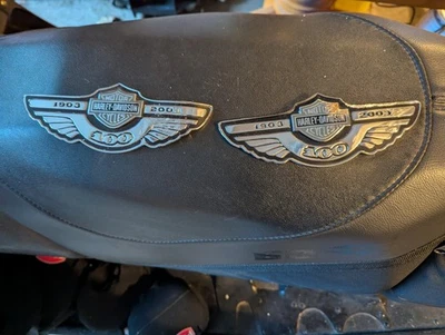 Эмблема бензобака Harley Dyna 100th Anniversary значок FXD FXDL 2003 поцарапанная - Изображение 1 из 4