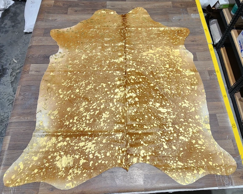 Alfombra de cuero de vaca Taupe Gold Devore Champagne Foto 1 de 1