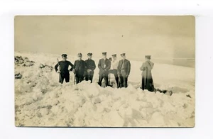 Fort Andrews MA 1912 RPPC foto cartolina, soldati neve al ginocchio, ghiaccio sulla spiaggia - Foto 1 di 2