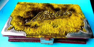 ANTIGUO TERCIOPELO VERDE MUSGO, PARTE SUPERIOR Y ESQUINAS DE "AGUJAS" DE METAL, ESTUCHE DE AGUJAS DE COSER. Foto 1 de 4