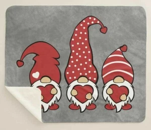 Linda manta polar Sherpa gris corazones de amor rojos dibujos animados Gnomo Guys  - Imagen 1 de 5