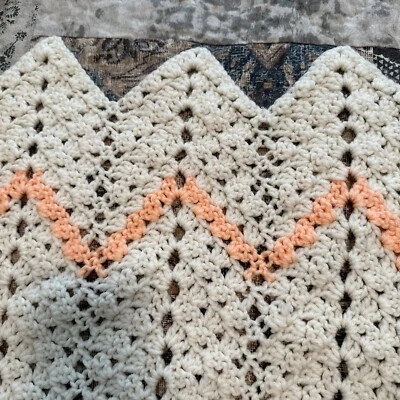 Vintage Hecho a Mano Afgano Crochet Tiro 54 X 60 Beige Y Melocotón Foto 1 de 4