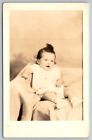 RPPC jeune bébé fille aux cheveux fous c1930 vraie carte postale photo