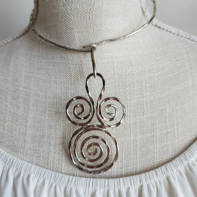Модернистский кованый серебряный спиральный воротник ожерелье | скульптурная проволока художественный дизайн - Изображение 1 из 4