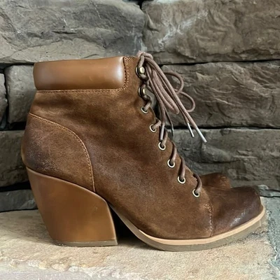 Botas de tornozelo Korks marrom arenoso com cadarço / TAMANHO 7 - Imagem 1 de 4