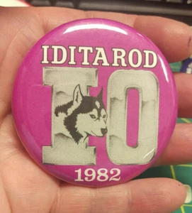Alaska Iditarod 1000 millas 1982 botón de carrera en trineo para perros - botón 10 aniversario - Imagen 1 de 3