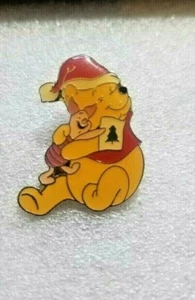 Disney Winnie the Pooh & Piglet Hugging Enamel Pin Christmas Series VNTG - Bild 1 von 5