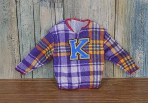 Barbie Ken Puppenkleidung Oberteil Shirt lila kariert Tartan Varsity Buchstabe K Pullover - Bild 1 von 3