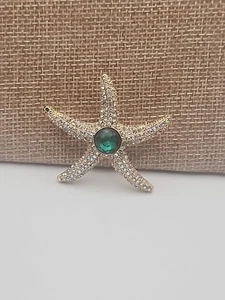 LC LIZ CLAIBORNE Seestern Brosche Anstecknadel mit grünem Stein, Strass, goldfarben (A7) - Bild 1 von 3