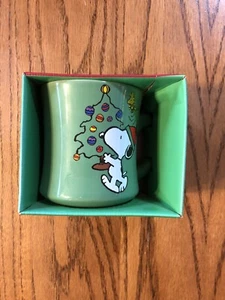 2013 Erdnüsse ""Snoopy"" ""Frieden auf Erden"" Weihnachtsbaum grüner Becher 2013 NEU IM KARTON - Bild 1 von 3