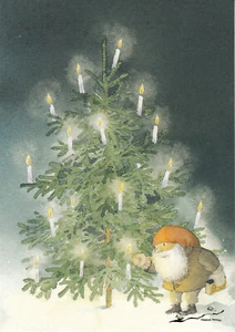 Postkarte:  Tomte Tummetott zündet die Kerzen am Weihnachsbaum an - Bild 1 von 1
