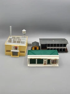 Juego De Colección De 3 Edificios Industriales Escala HO. Aserradero, fábrica, gasolinera - Imagen 1 de 14