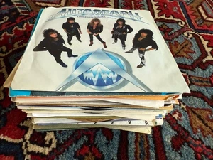 (50) 45 RPM RECORDS ROCK & ROLL YACHT ROCK 70S-90S HAIR BAND BON JOVI AC/DC - Imagen 1 de 10