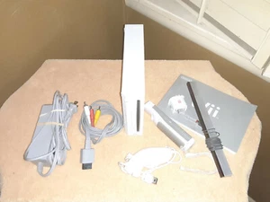 Wii Console White color with accessories (TESTED) - Picture 1 of 5