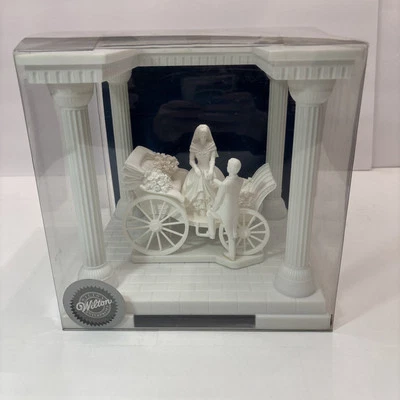 Topper de pastel Wilton recién casado Foto 1 de 4