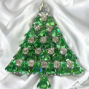 Vintage Weiss Christmas Tree Brooch Green Crystals Rhinestones Signed Holiday - Picture 1 of 13