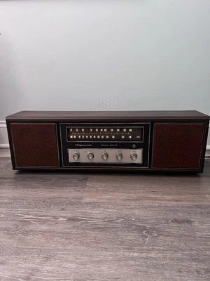 Magnavox Vintage Solid State Radio Model 1FM031 Run Number 1 - Image 1 of 4