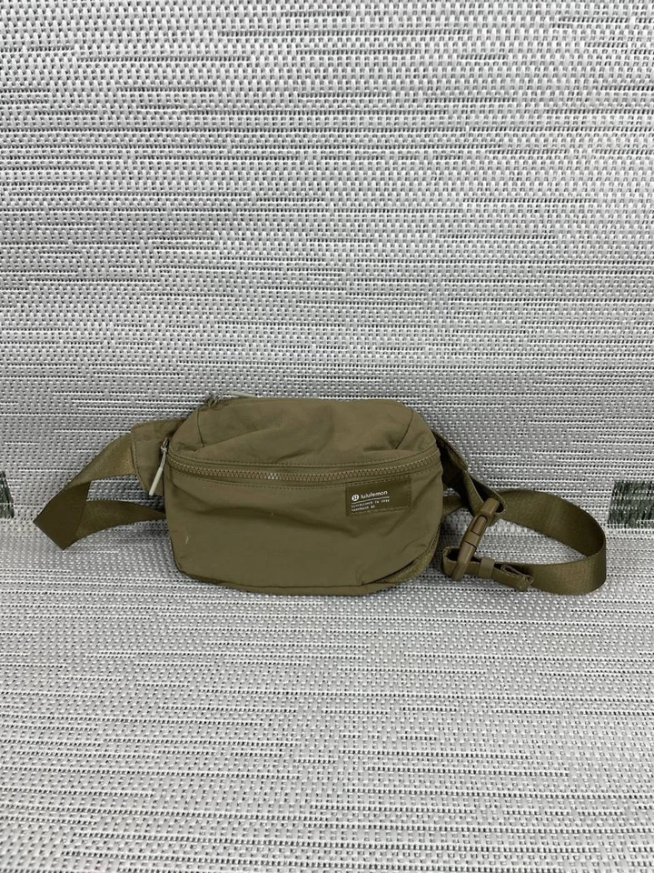 Lululemon Bolsas Líneas Limpias Verde Oliva Nylon Bolsillo Interior Cinturón Cintura Ajustable Foto 1 de 4