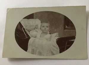 Cartolina fotografica reale vintage RPPC PC bambino in passeggino con coperta X-30 - Foto 1 di 5