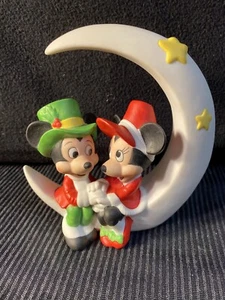 Mickey & Minnie Mouse tomados de la mano sentado en la luna Disney Navidad MUY RARO - Imagen 1 de 8