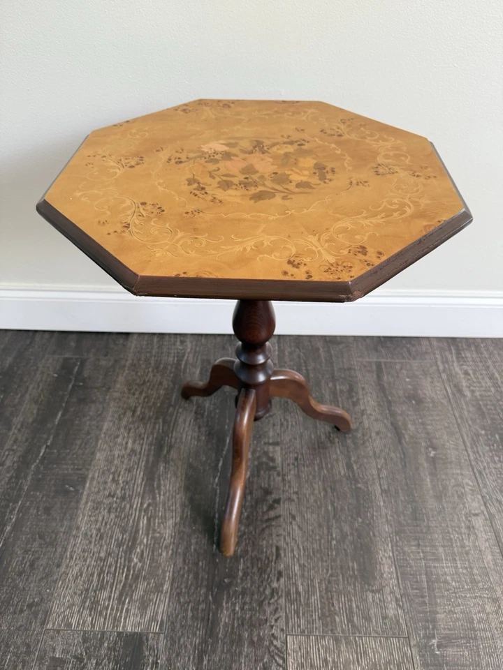 Mesa de centro tripé octogonal vintage italiana florida floral incrustada - Imagem 1 de 4