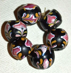 Cuentas de vidrio negras antiguas venecianas elegantes florales italianas, comercio africano - Imagen 1 de 4