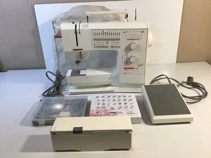 Máquina de coser especial para computadora Bernina 1080 con 32 accesorios y cubierta blanda - Imagen 1 de 24