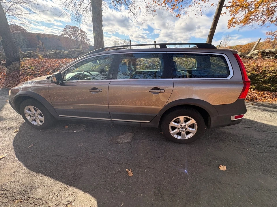 2010 Volvo XC70 3.2 - Image 1 of 4