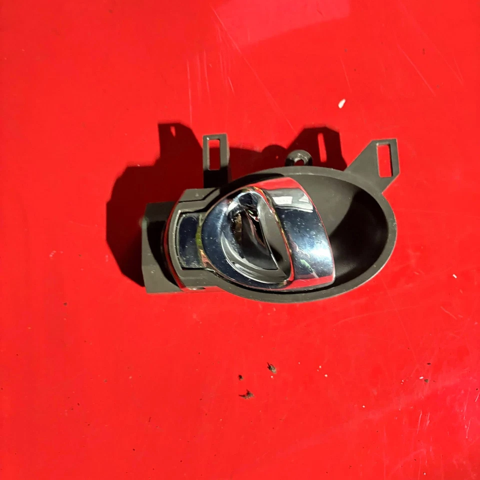 Manija de puerta interior delantera fuera de juego para conductor derecho Nissan Juke 2014 Foto 1 de 4