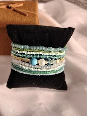 Conjunto de pulsera elástica con cuentas apiladas azul aguamarina con tonos dorados con caja de regalo Foto 1 de 4