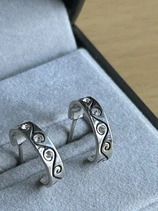 925 Silber kleine Creolen Design Ohrringe / klare Steine - Bild 1 von 7