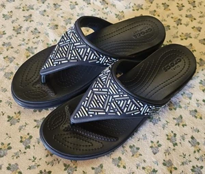 Crocs ~ Monterey Damen-Flip-Flops Diamant Keilabsatz 11 marineblaue Perlen-Riemensandalen  - Bild 1 von 21