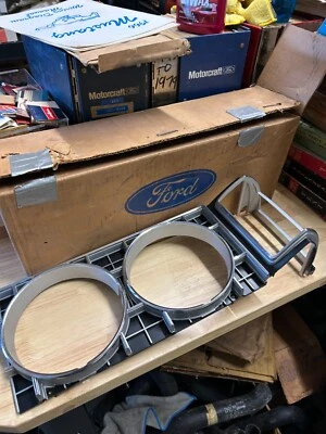 Nuevo de Lote Antiguo Mercury Monterey 1974 Cabeza Derecha Bisel Luz D4MY-13064-A Foto 1 de 4