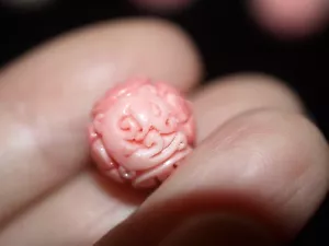 UNA cuentas redondas talladas de piel de ángel concha rosa china diseño Shou 12 mm - Imagen 1 de 4