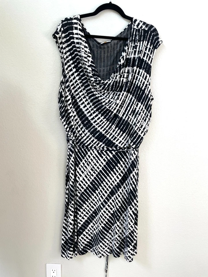 Vestido Calvin Klein para mujer Plus 2X negro blanco a rayas capucha cuello elástico Foto 1 de 4