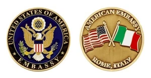 MONEDA DESAFÍO EMBAJADA AMERICANA ROMA ITALIA BANDERAS CRUZADAS 1.75" - Imagen 1 de 1
