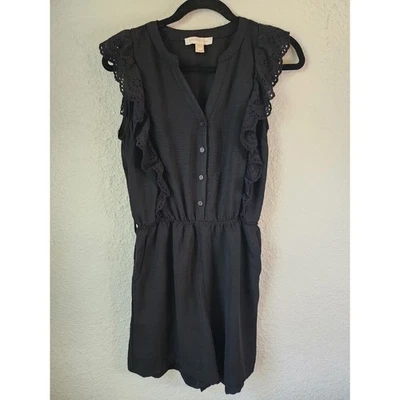 Macacão Monteau Los Angeles preto com acabamento em renda babado sem mangas gola V G - Imagem 1 de 4