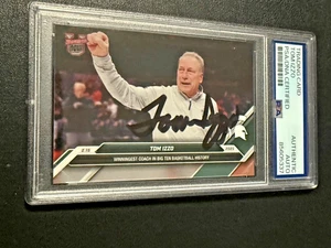 Tom Izzo 2025 Bowman NOW signed Autogramm Basketball Karte MSU Spartans WINS PSA - Bild 1 von 2