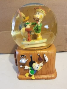 Disneys Donald Duck Globus spielt "In the Mood" mit Daisy Huey Dewey & Louie - Bild 1 von 7