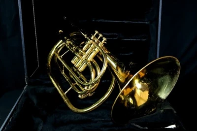 Cuerno francés de marcha Conn 134E - usado, acabado usado, estuche rígido incluido Foto 1 de 4