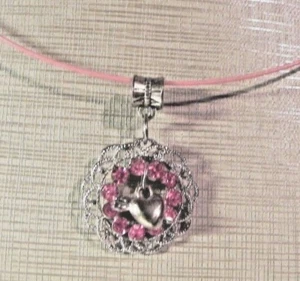VINTAGE up-cycled 1 X PINK RHINESTONE FLOWER HEART PENDANT LOOP CHOKER NECKLACE - Imagen 1 de 3