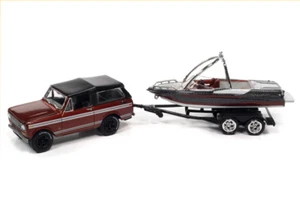 Johnny Lightning 1:64 A.S.S NEU International Scout 2 Boat Trailer Hulls Haulers - Bild 1 von 2