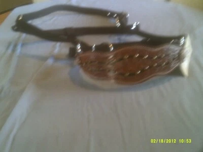 Halter Bronc Estilo Cuero Nariz Banda Latón Estilo Lunares y Conchos Cuero Tooled Foto 1 de 4