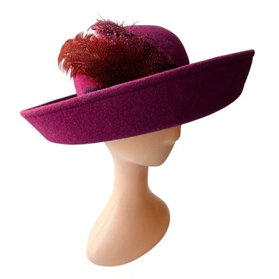Sombrero de ala ancha de lana magenta vintage con acento de plumas elegante estilo años 50 60 Foto 1 de 4