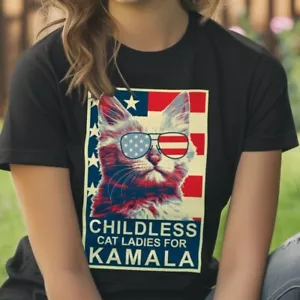 Camiseta unisex Childless Cat Lady Kamala, Kamala Harris President 2024 para dama - Imagen 1 de 18