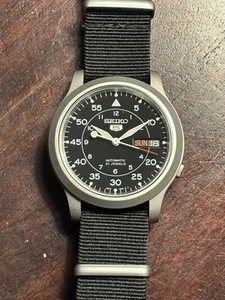 Reloj deportivo negro para hombre Seiko 5 - SNK809 - Imagen 1 de 4